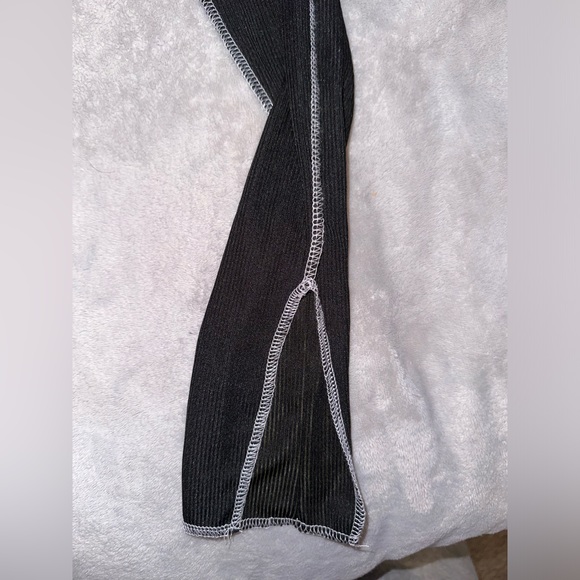 PrettyLittleThing Leggings with Cutout Ankles - Picture 3 of 4